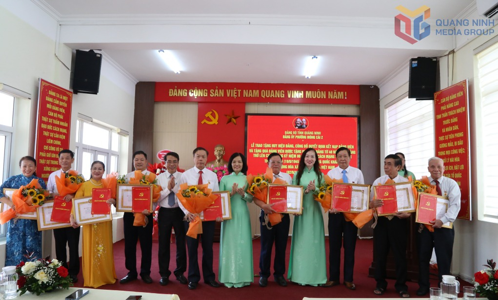 Các đồng chí lãnh đạo phường Móng Cái 2 trao huy hiệu 30, 40, 45 và 65 tuổi Đảng cho 9 Đảng viên tiêu biểu