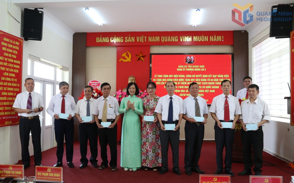 Lãnh đạo phường Móng Cái 2 trao quà của tỉnh Quảng NInh cho 74 đồng chí Đảng viên đã được tặng Huy hiệu Đảng từ 40 năm tuổi đảng trở lên