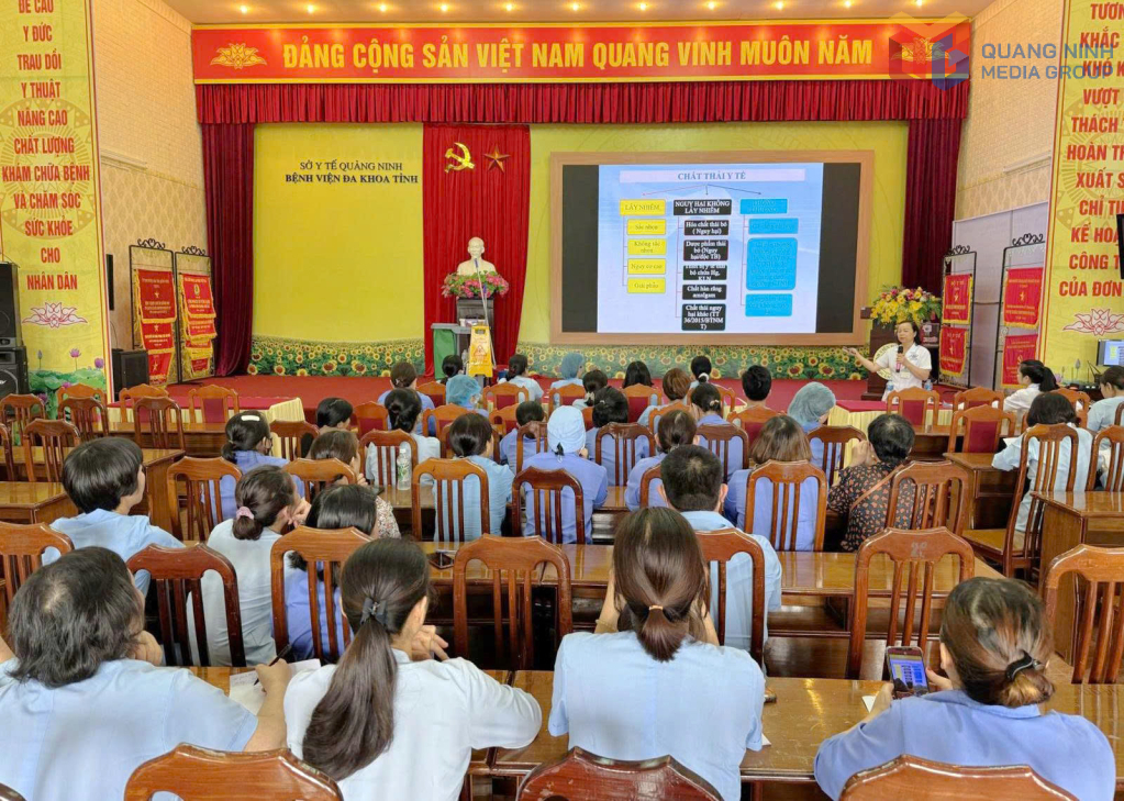 Bệnh viện Đa khoa tỉnh Quảng Ninh tập huấn kiểm soát nhiễm khuẩn hàng năm cho đội ngũ nhân viên vệ sinh.