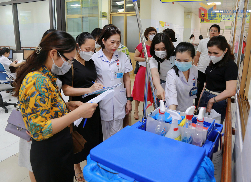 Kiểm tra công tác phân loại rác và vệ sinh bệnh tại các phòng bệnh thuộc Bệnh viện đa khoa tỉnh.