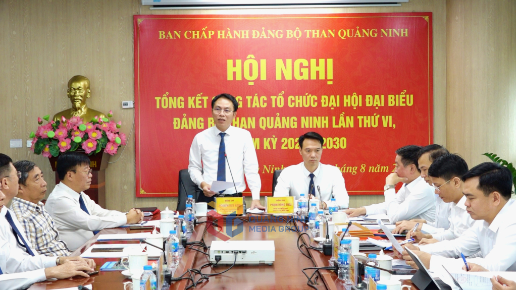 Đồng chí Bí thư Đảng ủy Than Quảng Ninh phát biểu chỉ đạo tại Hội nghị. 