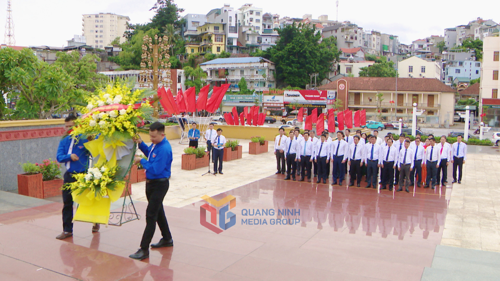 Các đại biểu BCH Đảng bộ Than Quảng Ninh dâng hoa, dâng hương tại Đài tưởng niệm các Anh hùng liệt sỹ.