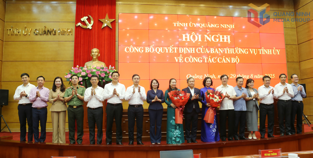 Ban Thường vụ Tỉnh ủy tặng hoa chúc mừng đồng chí Bùi Thúy Phượng và đồng chí Vi Ngọc Bích.