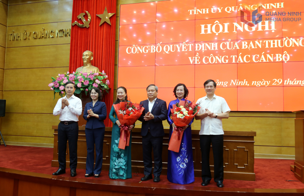Thường trực Tỉnh ủy tặng hoa chúc mừng đồng chí Bùi Thúy Phượng và đồng chí Vi Ngọc Bích.