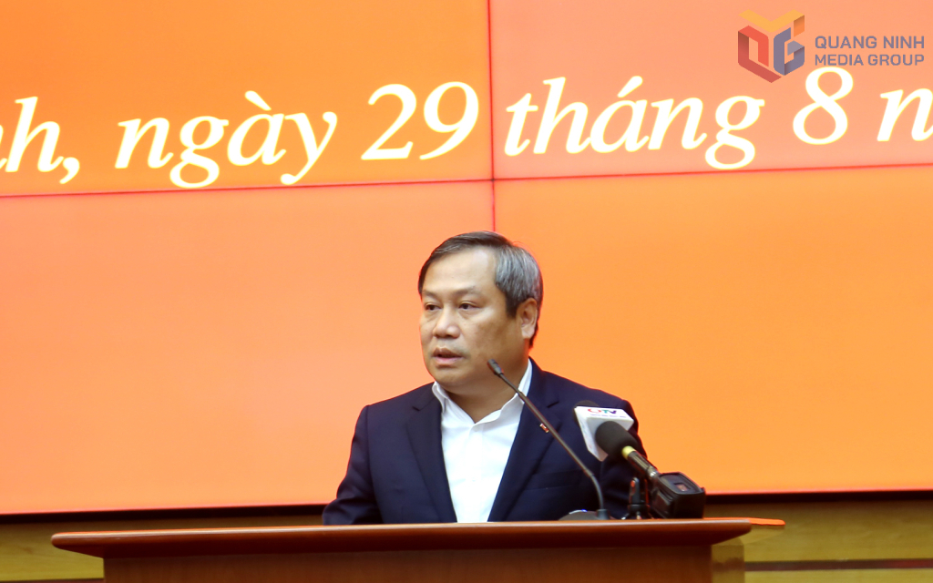 Đồng chí Vũ Đại Thắng, Ủy viên Trung ương Đảng, Bí thư Tỉnh ủy, Trưởng Đoàn ĐBQH tỉnh phát biểu giao nhiệm vụ tại hội nghị.