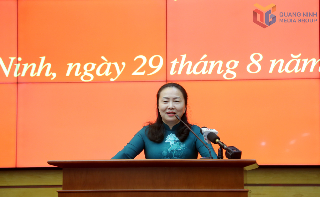 Đồng chí Vi Ngọc Bích, Trưởng Ban Tổ chức Tỉnh ủy, phát biểu tại hội nghị.