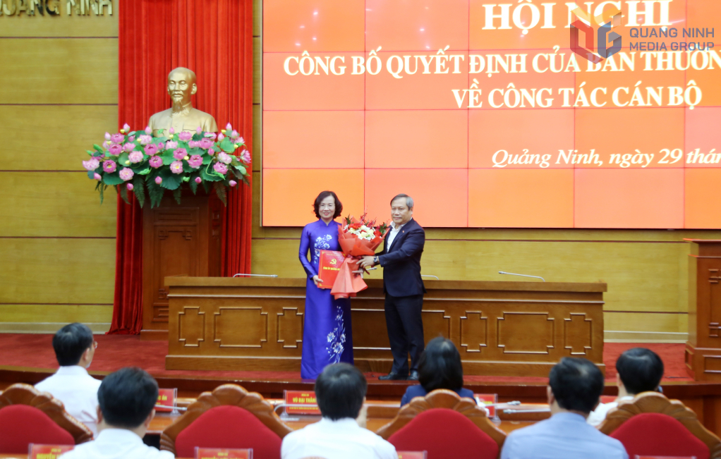 Đồng chí Vũ Đại Thắng, Ủy viên Trung ương Đảng, Bí thư Tỉnh ủy, Trưởng Đoàn ĐBQH tỉnh trao Quyết định nghỉ hưu trước tuổi cho đồng chí Bùi Thúy Phượng.