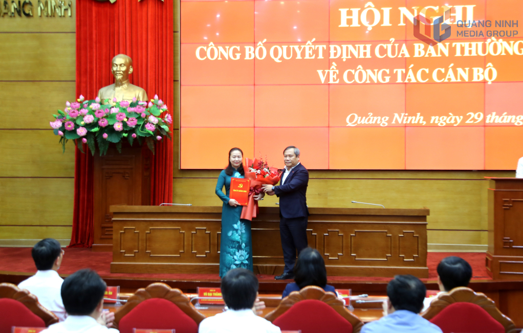 Đồng chí Vũ Đại Thắng, Ủy viên Trung ương Đảng, Bí thư Tỉnh ủy, Trưởng Đoàn ĐBQH tỉnh trao Quyêt định cho đồng chí Vi Ngọc Bích.