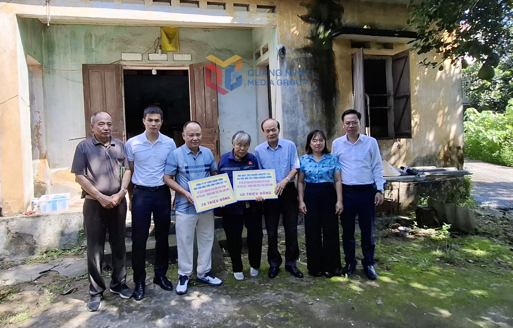 Hội Bảo trợ NKT-TMC tỉnh, Công ty CP Cảng Quảng Ninh và phường Đông Triều trao hỗ trợ cho bà Đỗ Thị Mai (Khu Yên Lâm 1, phường Đông Triều) xây dựng nhà mới.