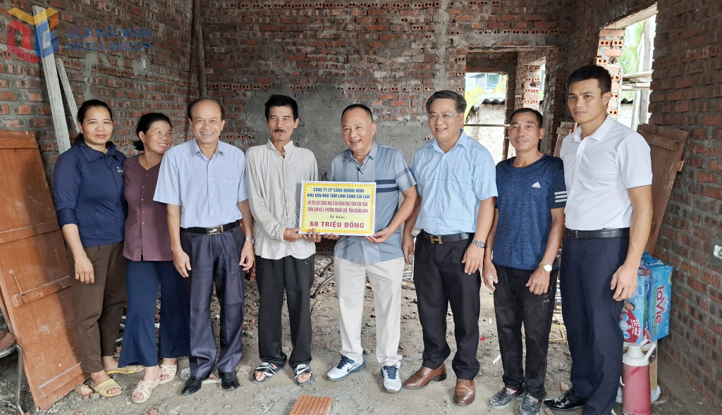 Lãnh đạo Hội Bảo trợ NKT-TMC tỉnh và Công ty CP Cảng Quảng Ninh cùng phường Hoàng Quế trao hỗ trợ 60 triệu đồng cho ông Trần Văn Tuấn (Khu Lâm Xá 5, phường Hoàng Quế).
