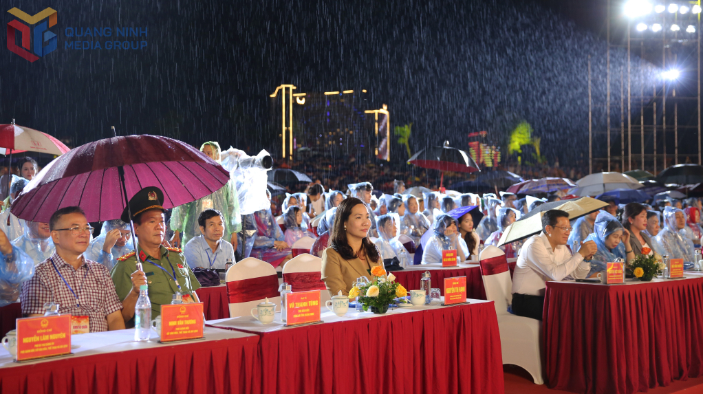 Các đại biểu cùng đông đảo nhân dân tới tham dự và thưởng thức chương trình nghệ thuật.