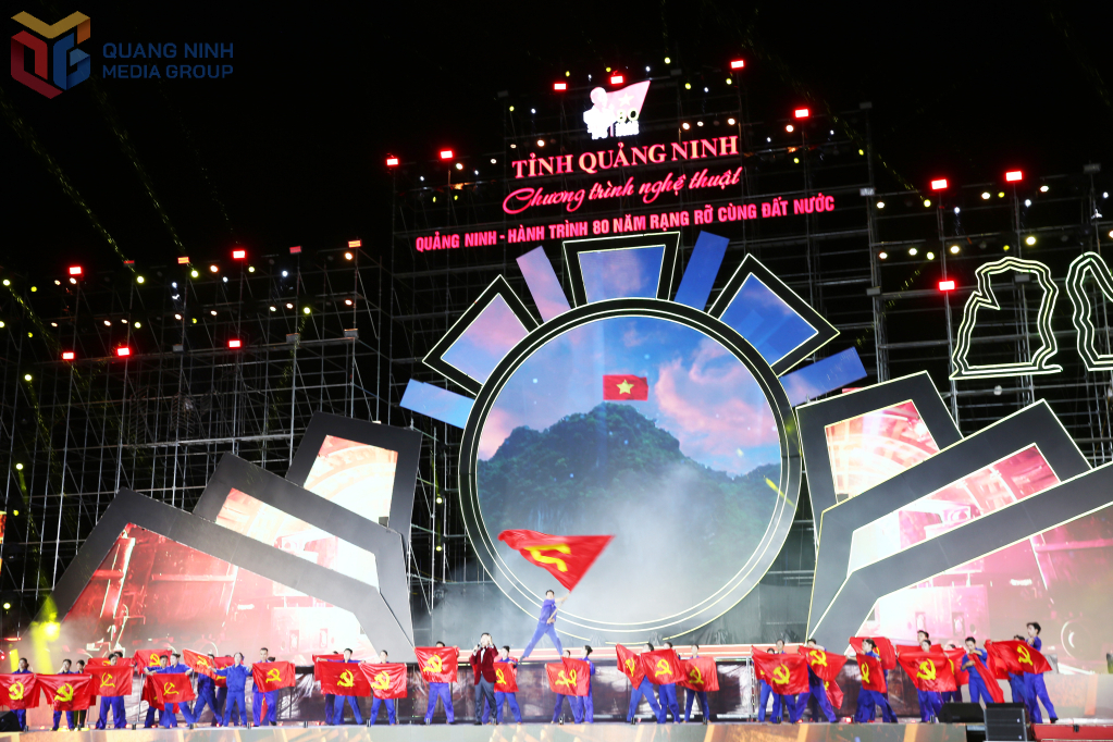Mỗi tiết mục nghệ thuật mang dấu ấn riêng khắc họa về vùng đất và con người Quảng Ninh trong công cuộc phát triển từ xưa đến nay.