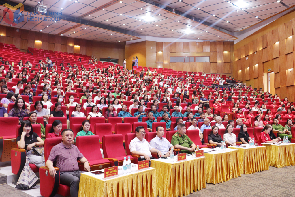Các đại biểu tham dự hội nghị. 