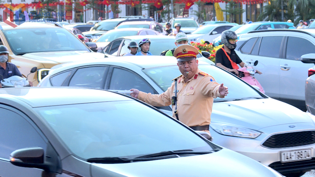 Phòng CSGT (Công an tỉnh) trực 100% quân số, triển khai phân làn, hướng dẫn giao thông, phòng chống ùn tắc từ xa, từ sớm.