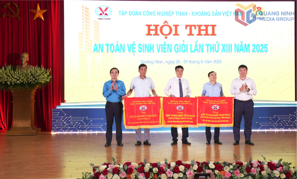 Chủ tịch Công đoàn TKV Lê Thanh Xuân trao giải nhất toàn đoàn cho các đơn vị khối khối sàng tuyển – kho vận – tổng công ty.