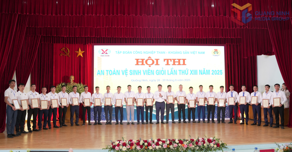 Lãnh đạo Tập đoàn TKV trao thưởng cho các an toàn vệ sinh viên xuất sắc.