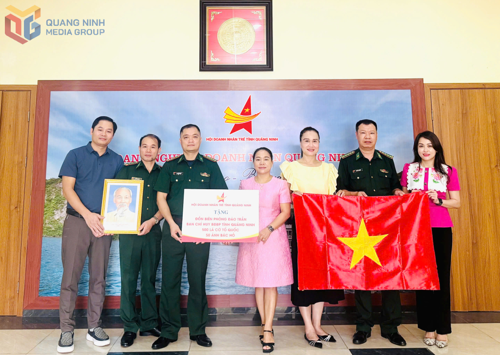 Hội Doanh nhân trẻ tỉnh Quảng Ninh đã trao tặng 500 lá cờ Tổ quốc và 50 ảnh Bác Hồ cho Đồn Biên phòng Đảo Trần. 