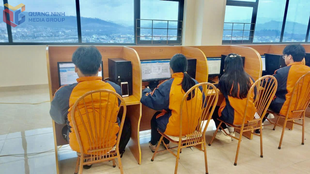 Sinh viên Khoa Công nghệ thông tin, Trường Cao đẳng Việt - Hàn Quảng Ninh trong giờ thực hành.