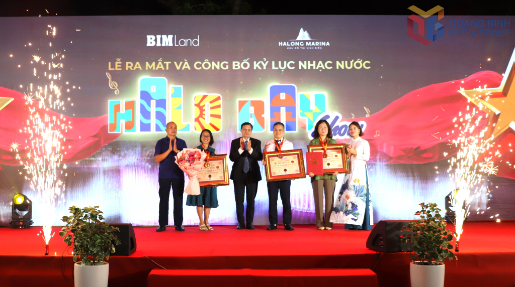Đại diện Tổ chức Kỷ lục Việt Nam công bố và trao chứng nhận 3 kỷ lục Việt Nam cho tập đoàn BIM.: 