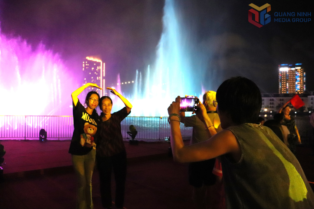 Người dân thích thú ghi lại khoảnh khắc đáng nhớ trong không gian rực rỡ của nhạc nước Halo show.