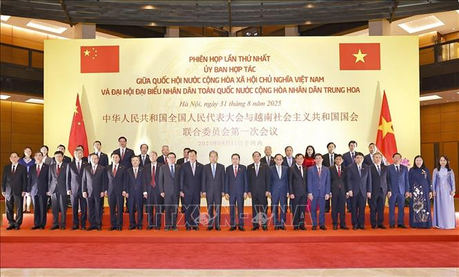 Chủ tịch Quốc hội Trần Thanh Mẫn và Ủy viên trưởng Nhân đại toàn quốc Trung Quốc chụp ảnh cùng các đại biểu.
