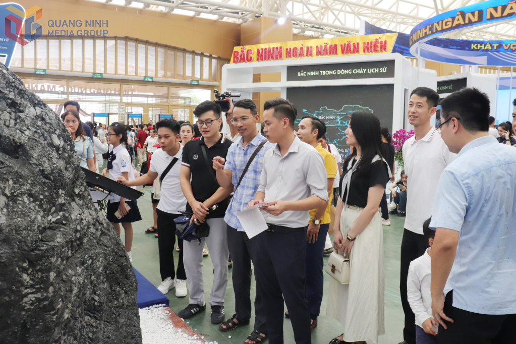 Than đá - Đặc trưng của vùng mỏ Quảng Ninh được đặt tại không gian trưng bày thu hút du khách tìm hiểu.