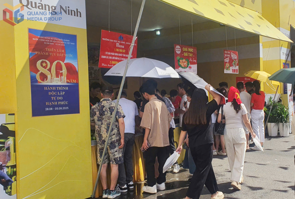 Người dân xếp hàng chờ thưởng thức đặc sản Quảng Ninh.