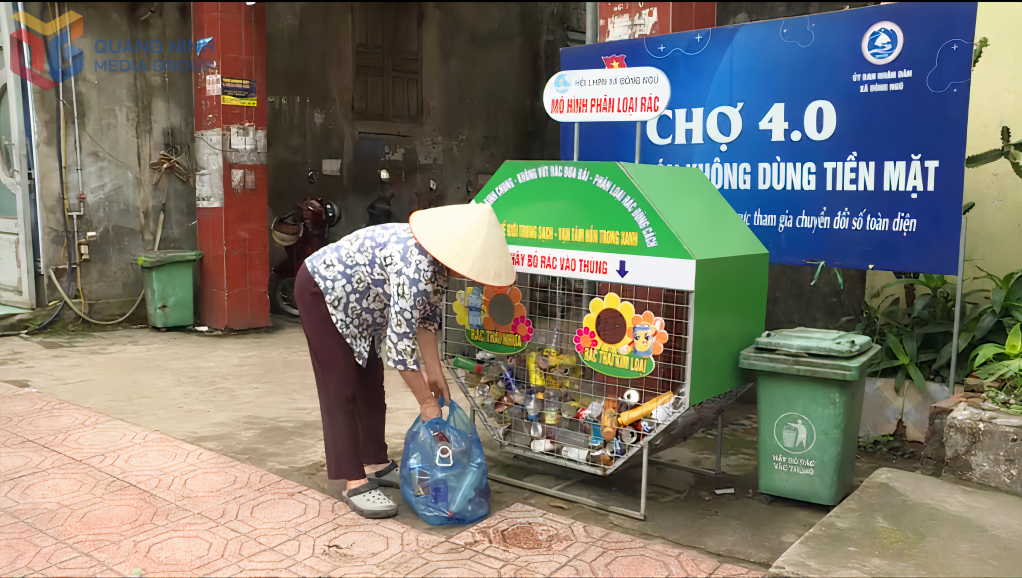 Rác thải nhựa được người dân xã Đông Ngũ bỏ đúng nơi quy định.
