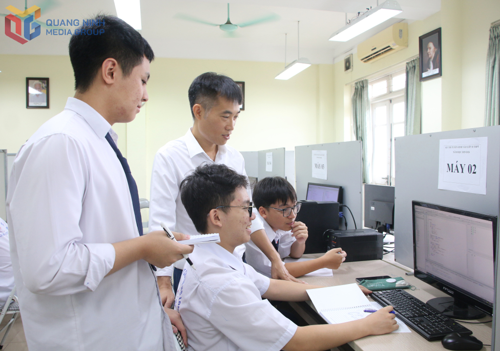 Thầy giáo Hà Đại Tôn hướng dẫn học sinh trong giừ học.
