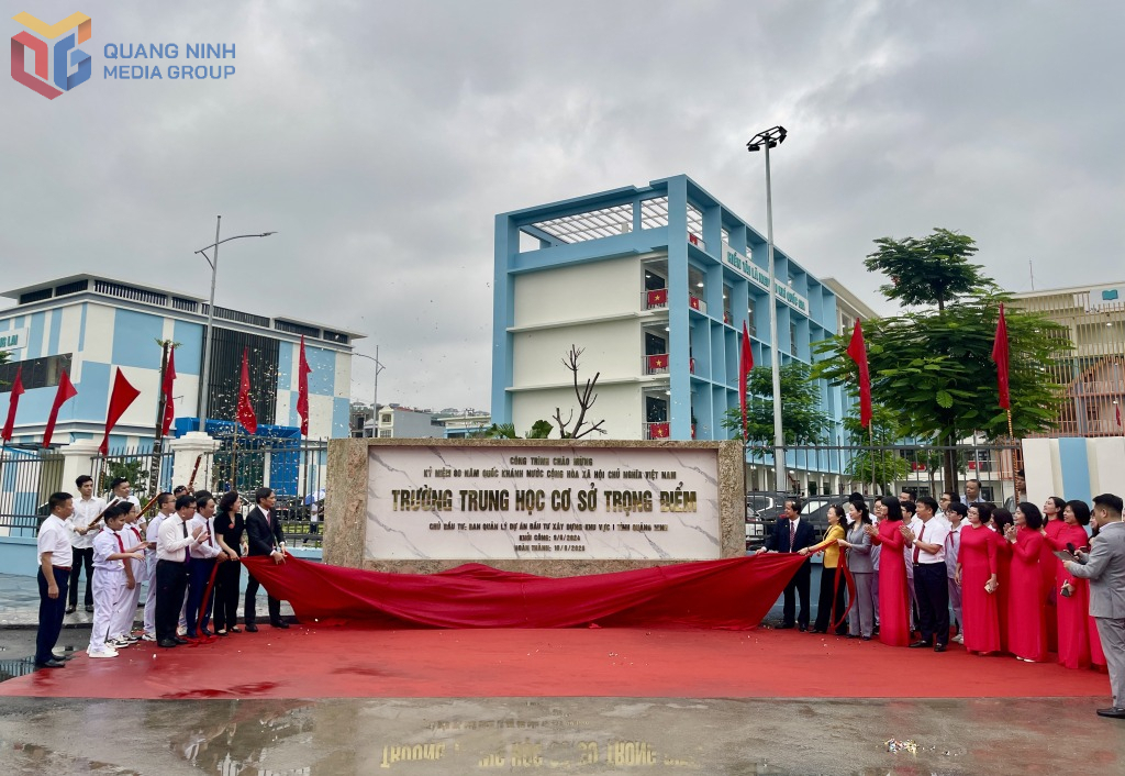 Các đại biểu cắt băng khánh thành và gắn biển công trình Trường THCS Trọng Điểm ngày 19/8 vừa qua.