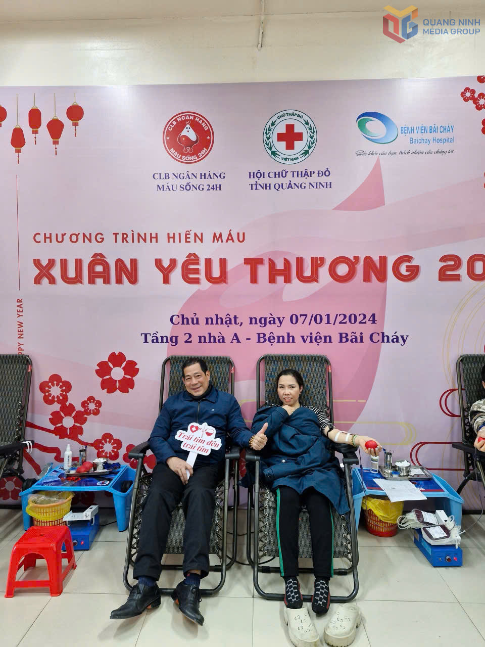 Vợ chồng ông Trần Quang Quý tham gia hiến máu nhân đạo.