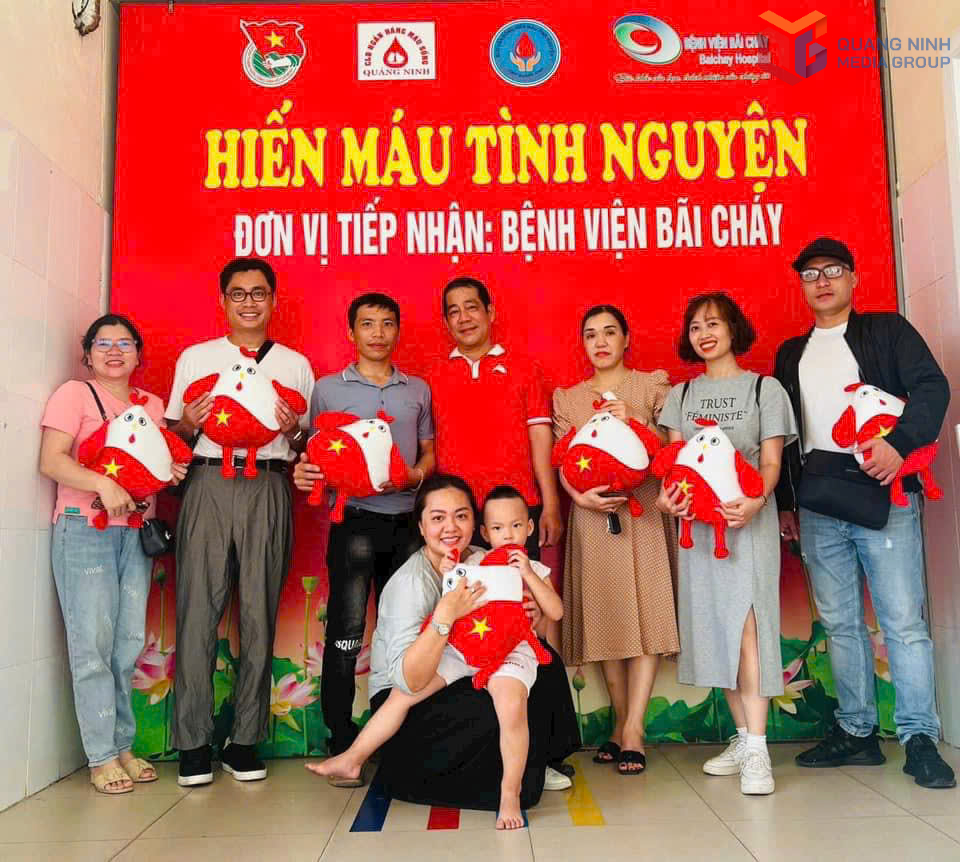 Ông Trần Quang Quý cùng những người mà ông đã vận động tham gia hiến máu nhân đạo tại Bệnh viện Bãi Cháy.