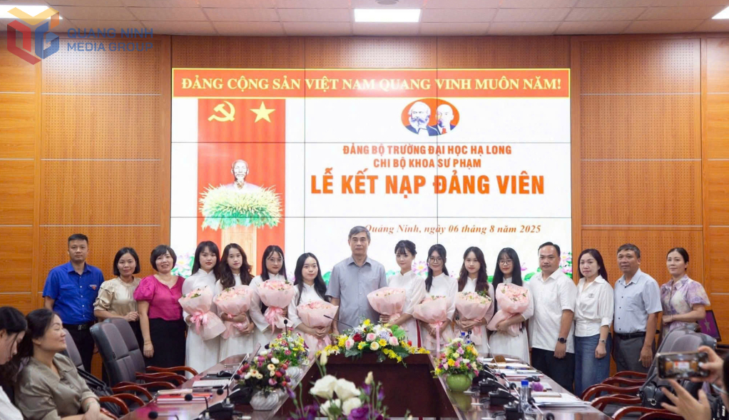 Chi bộ Khoa Sư phạm (Trường Đại học Hạ Long) tổ chức lễ kết nạp đảng viên.