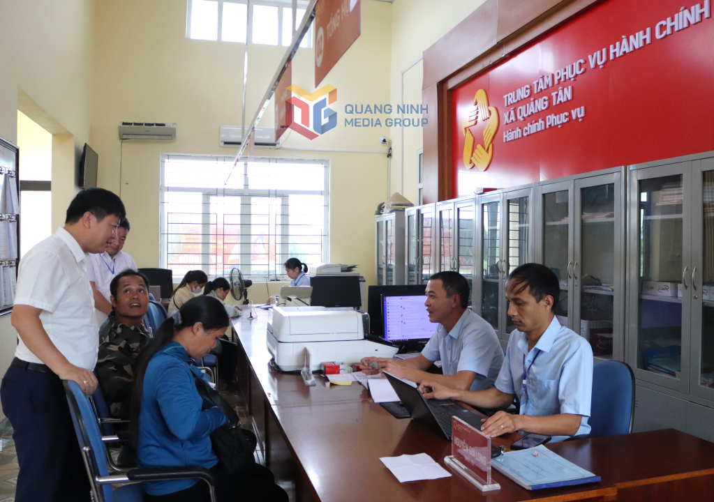 Lãnh đạo xã Quảng Tân kiểm tra hoạt động tại Trung tâm phục vụ hành chính công xã