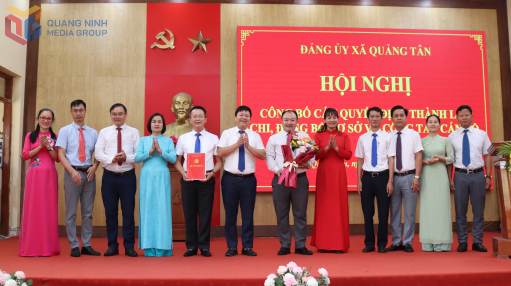 Trao quyết định thành lập Đảng bộ cơ quan UBND xã Quảng Tân