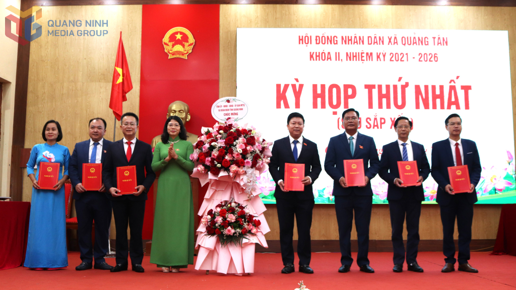 Đồng chí Đỗ Thị Ninh Hường - Tỉnh ủy viên, Trưởng Ban Kinh tế - ngân sách HĐND Tỉnh trao các Nghị quyết chỉ định các chức danh của HĐND, UBND xã
