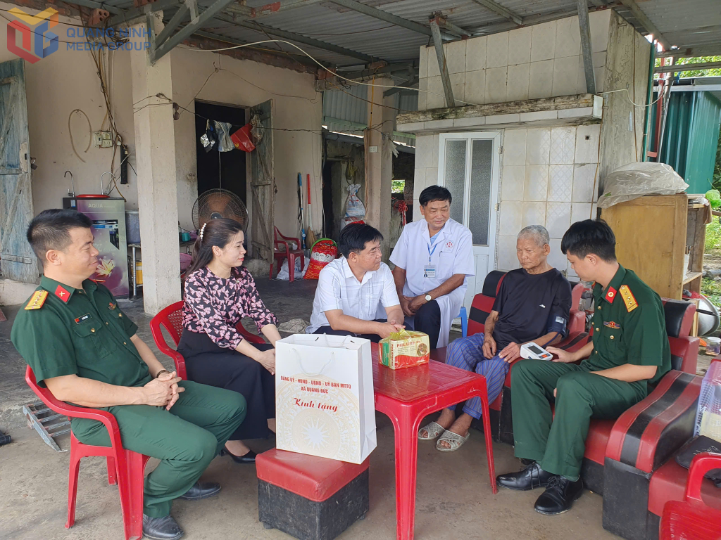 Lãnh đạo xã Quảng Đức thăm, tặng quà các gia đình chính sách nhân kỷ niệm Ngày thương binh-Liệt sỹ 27/7/2025