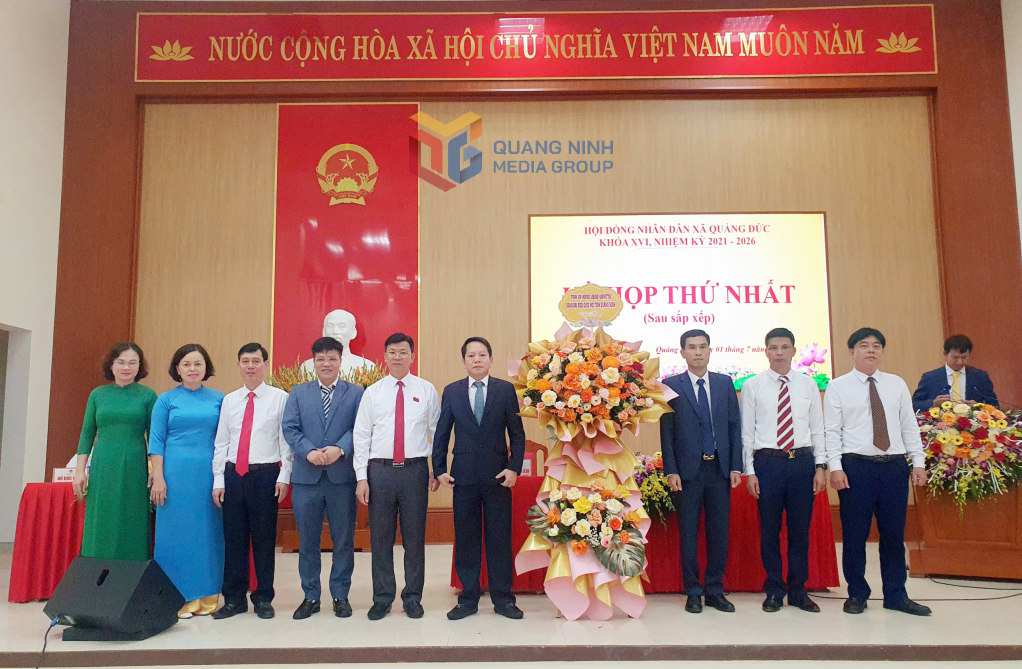 Đồng chí Nguyễn Kim Anh, Chánh Thanh tra tỉnh tặng hoa chúc mừng xã Quảng Đức