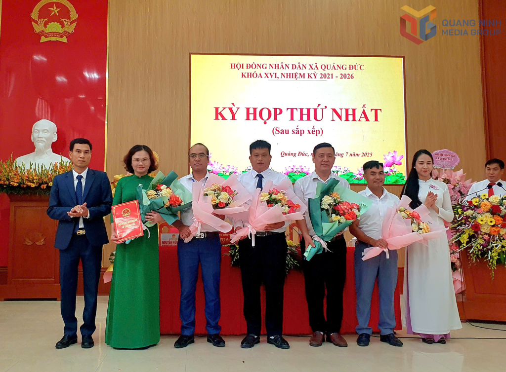 Lãnh đạo xã Quảng Đức trao quyết định thành lập Ban Kinh tế - Ngân sách xã Quảng Đức