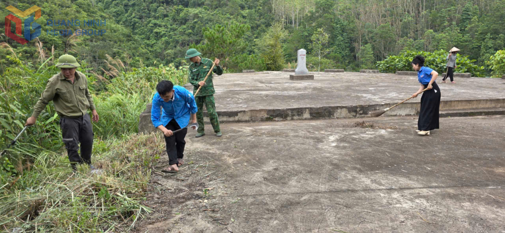Cán bộ, chiến sĩ Đồn BPCK Hoành Mô cùng người dân xã Hoành Mô phát quang khu vực cột mốc biên giới.