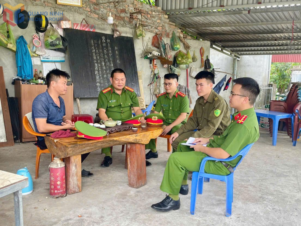 Công an xã Quảng Đức gặp gỡ người có uy tín bản Chăn Mùi để nắm tình hình, định hướng dư luận và tuyên truyền pháp luật về an ninh, trật tự. Ảnh: Ngọc Trâm