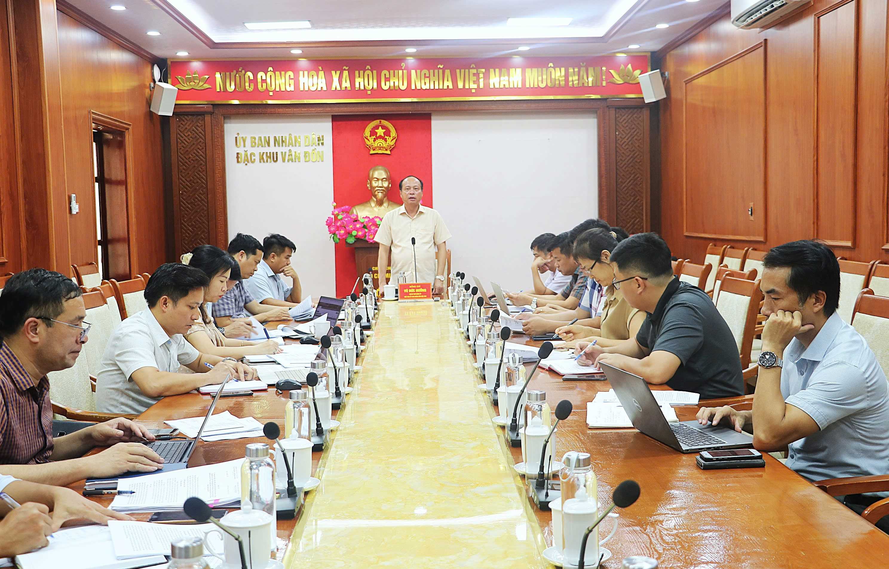 UBND đặc khu Vân Đồn họp nghe báo cáo công tác tiếp công dân, giải quyết đơn thư, khiếu nại, tố cáo và thực hiện kết luận thanh tra, kiểm toán, tháng 7/2025. Ảnh: Địa phương cung cấp