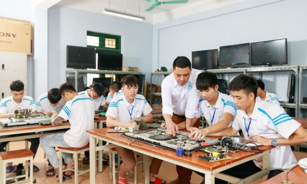 Có tính thời gian quân ngũ để hưởng phụ cấp thâm niên nhà giáo?