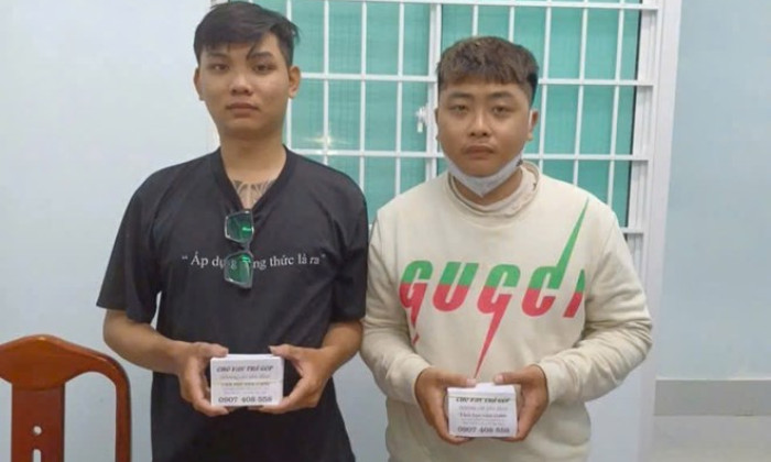 Bắt quả tang 2 đối tượng rải tờ rơi cho vay tiền góp lúc rạng sáng