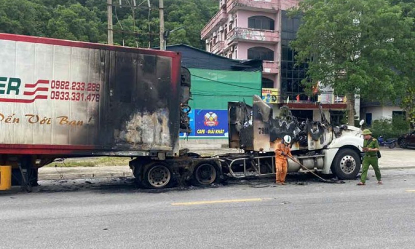 Xe container đang lưu thông trên quốc lộ thì tự bốc cháy