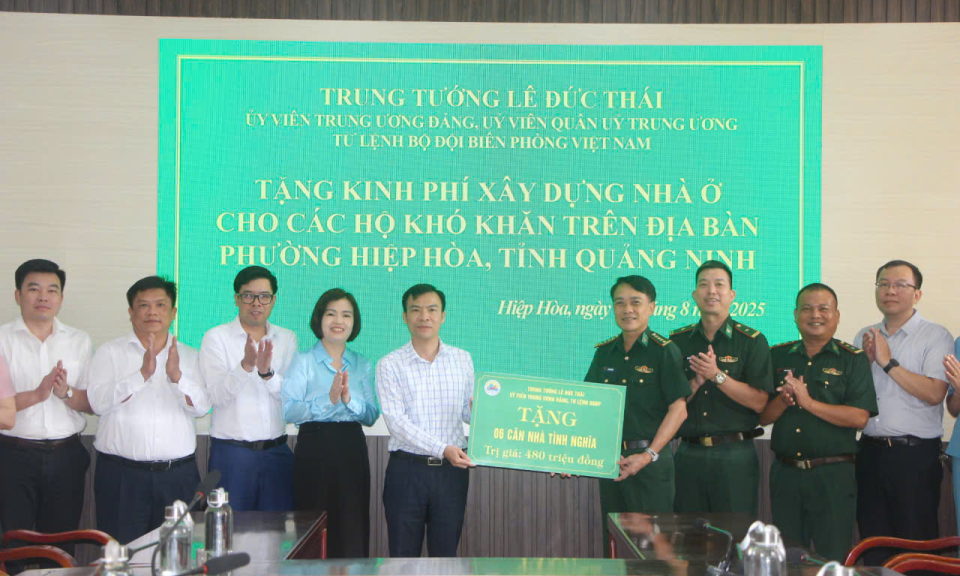 Trung tướng Lê Đức Thái tặng kinh phí xây nhà cho các hộ có hoàn cảnh khó khăn tại phường Hiệp Hòa