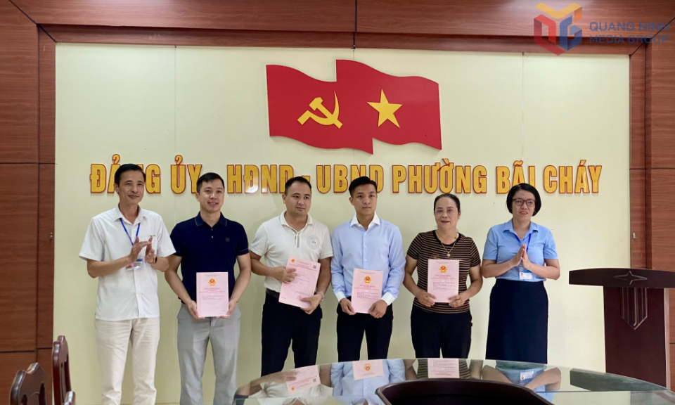 Phường Bãi Cháy: Trao Giấy chứng nhận quyền sử dụng đất cho công dân