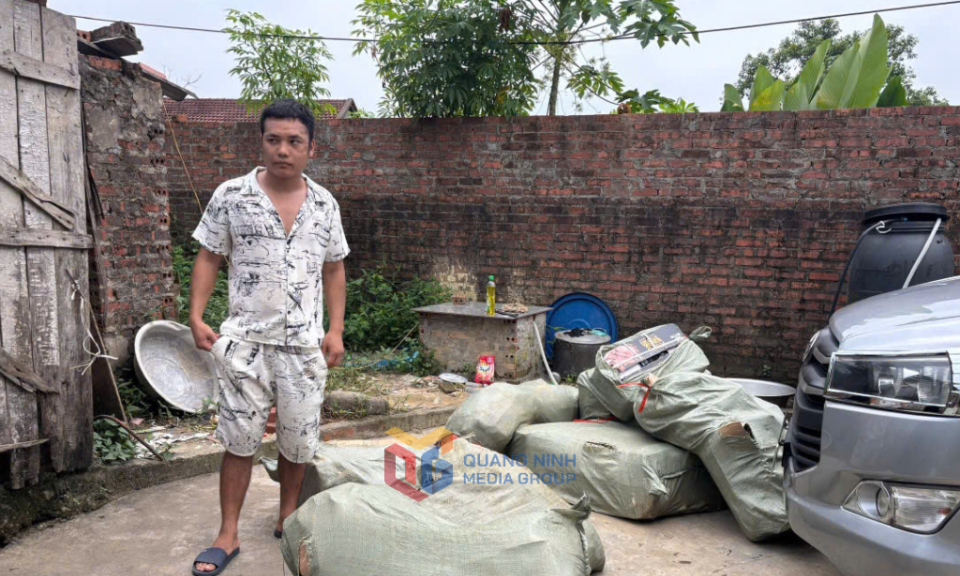 Bắt vụ vận chuyển 322kg xúc xích không rõ nguồn gốc xuất xứ