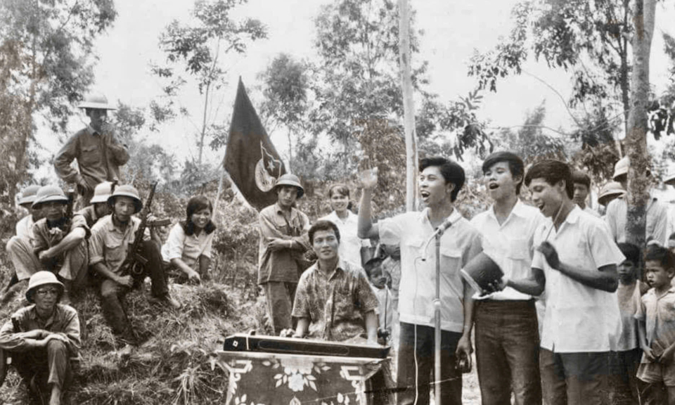 Họ đã cất cao lời ca, tiếng hát trong khói lửa đạn bom