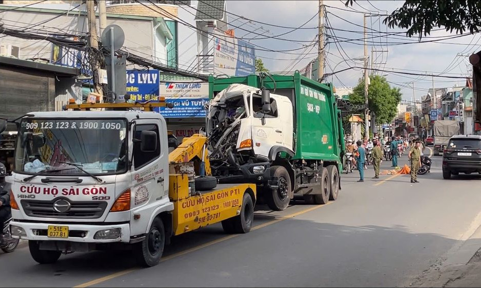 Xe cứu hộ kéo xe rác va chạm xe máy, nam thanh niên tử vong tại chỗ